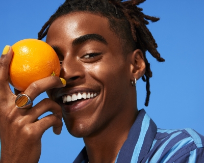 Model Andrew in VitC-Bright Putty Primer (82140) with fruit