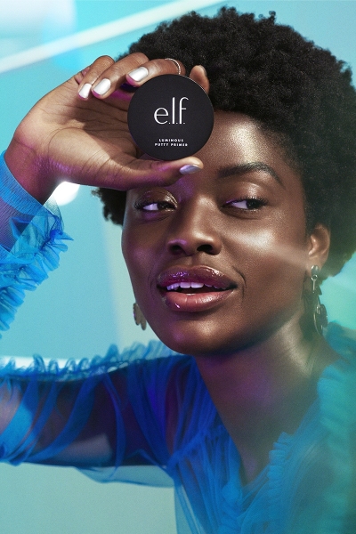 Model Wemi in a glass skin look