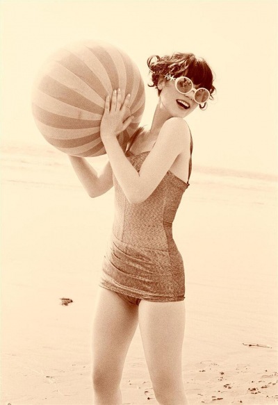 Chris-Gaskill-Ellen-Von-Unwerth-Jane-Zooey-Deschanel-BeachBall