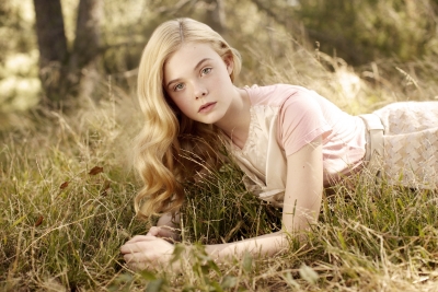 Chris-Gaskill-Sam-Jones-VanityFair-Elle-Fanning-grass