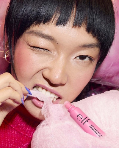 Model Zihan with Glow Reviver Melting Lip Balm - Cotton Candy Crush (83398)