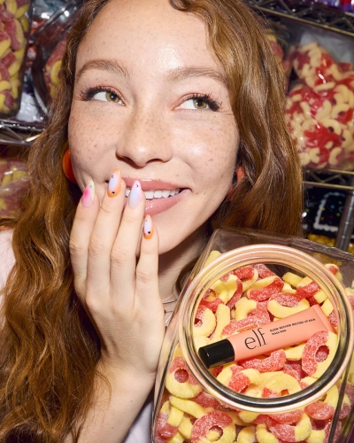 Model Evonique with Glow Reviver Melting Lip Balm - Peach Ring (83397)