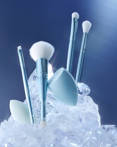 Still Life of Holiday Gift Sets - Snow Globe Blend & Brush Set (70982)
