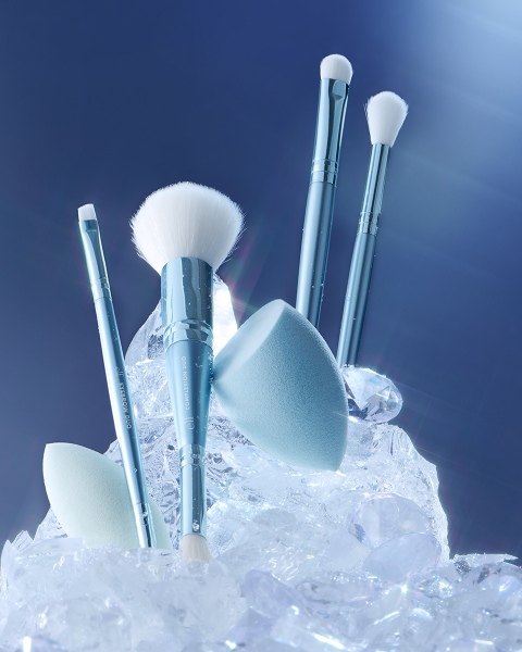 Still Life of Holiday Gift Sets - Snow Globe Blend & Brush Set (70982)